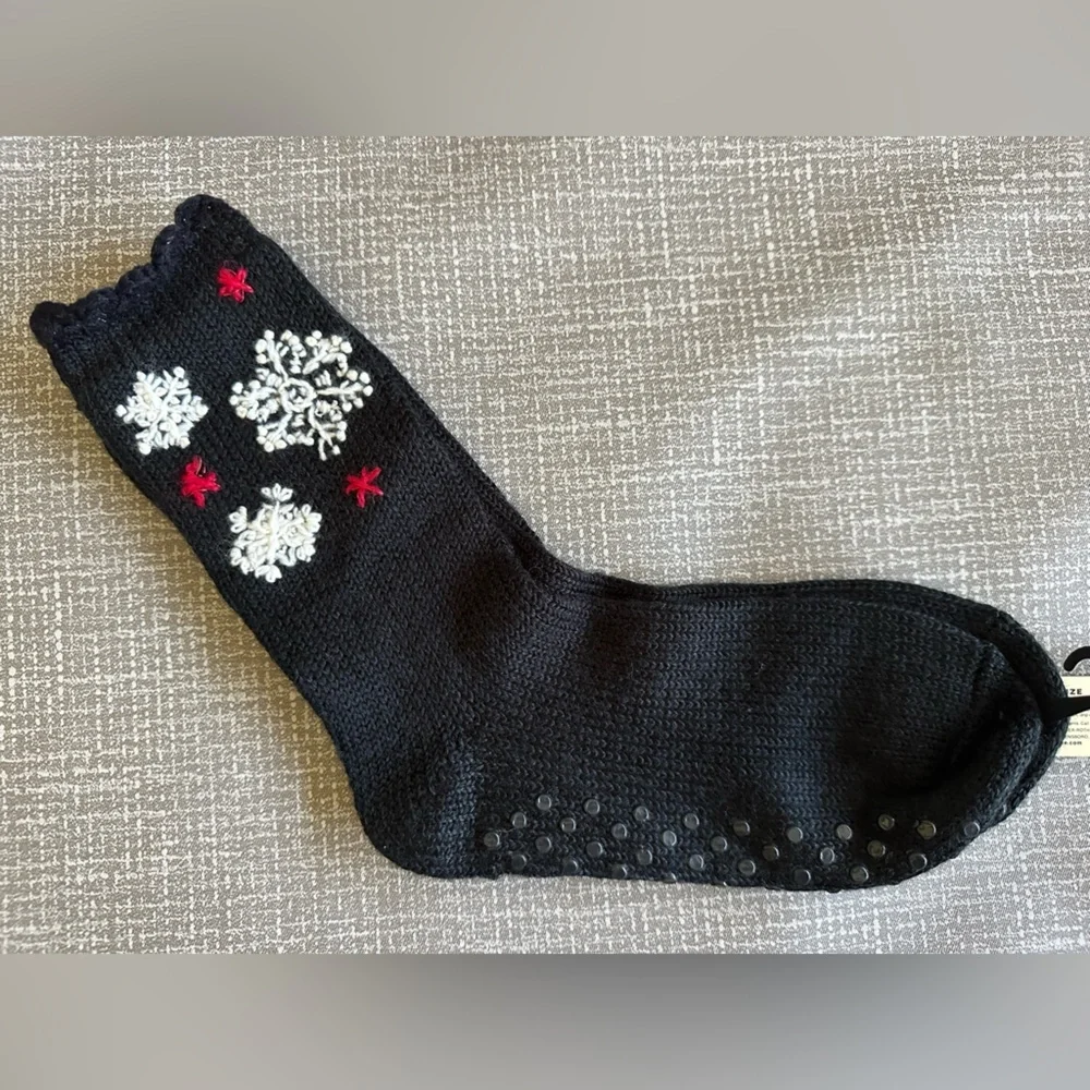 Hue Winter Snowflake Socks Black White and Red size OS
